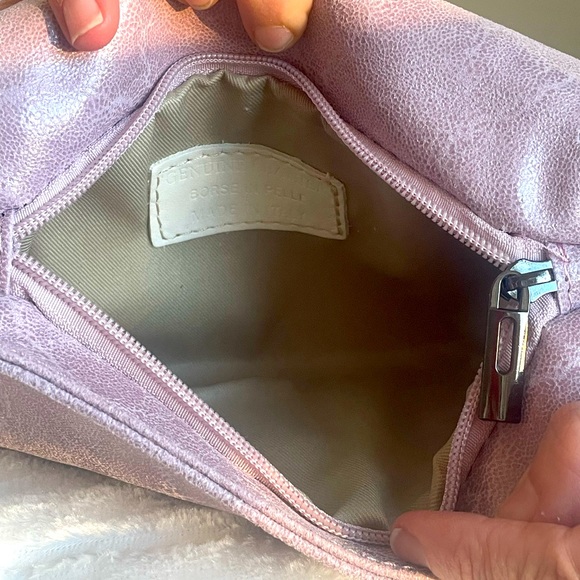Borse In Pelle Made in Italy. Purple Leather Bag With Metal Trim and Chain - Picture 10 of 11